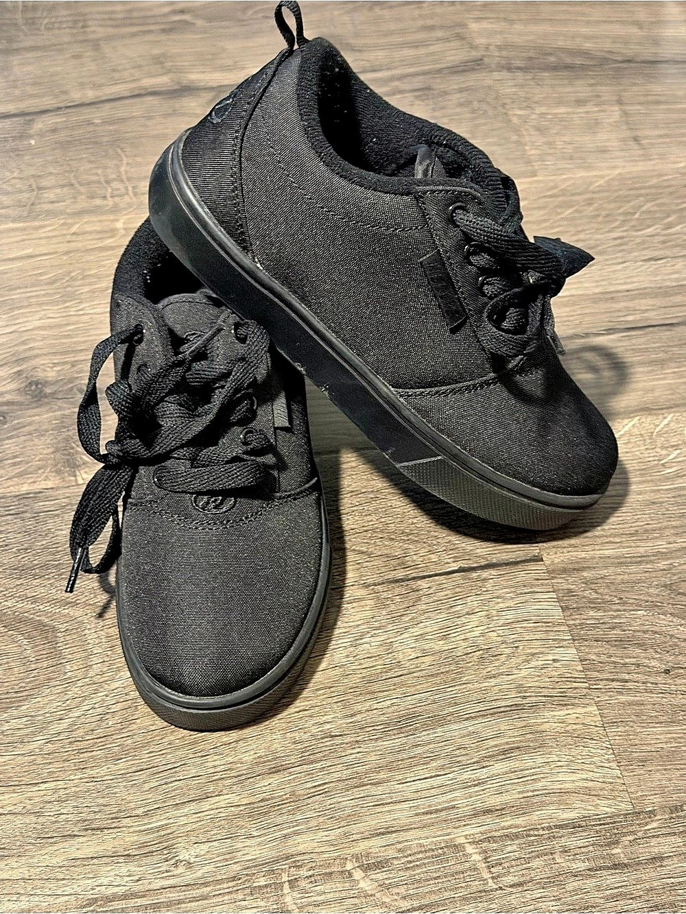 Size 2 Youth Kids Black Heelys Sneakers Skate Shoes Boys Girls Unisex
